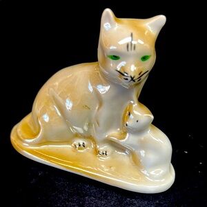 Vintage 1960’s porcelain lusterware green eyed Mother cat and Kitten
